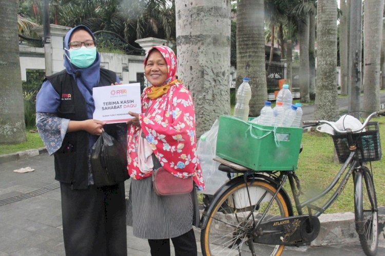 Senyum Pejuang Nafkah Ketika Dagangannya Diborong Habis