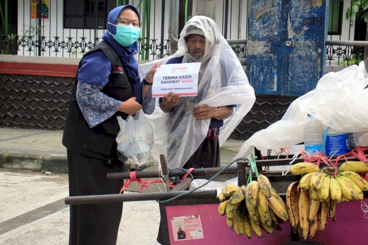 Senyum Pejuang Nafkah Ketika Dagangannya Diborong Habis