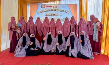 Emak-emak di Bekasi Ikut Wisuda Tahfidz Al-Qur’an