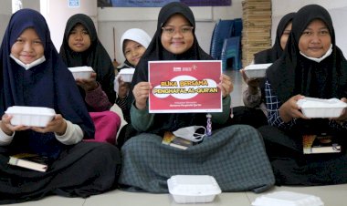 Kebersamaan Santri Rumah Tahfidz Al Aziz Saat Buka Puasa Bersama