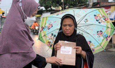 PPPA Daarul Qur'an Surabaya Berbagi Takjil Buka Puasa untuk warga sekitar.