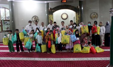 Bersama Bulog, PPPA Daarul Quran Bandung Salurkan Bingkisan Yatim