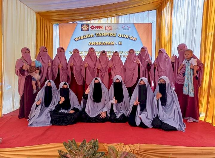 Emak-emak di Bekasi Ikut Wisuda Tahfidz Al-Qur’an