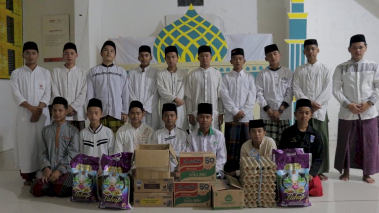 Lakiket Coffee dan PPPA Daarul Qur'an Cirebon Salurkan Sedekah Makan Santri