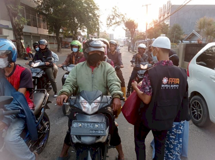 PPPA Daarul Qur’an Lampung Rutin Gelar Aksi Berbagi Takjil dan Paket Buka Puasa