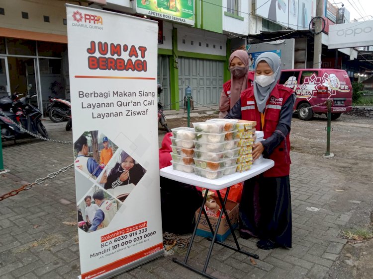 PPPA Daarul Quran Cirebon Berbagi Takjil dan Makanan On The Road