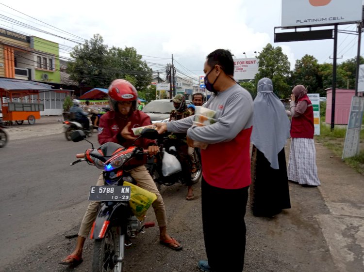 PPPA Daarul Quran Cirebon Berbagi Takjil dan Makanan On The Road