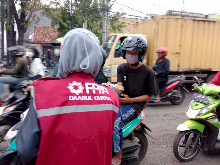 PPPA Daarul Quran Cirebon Berbagi Takjil dan Makanan On The Road