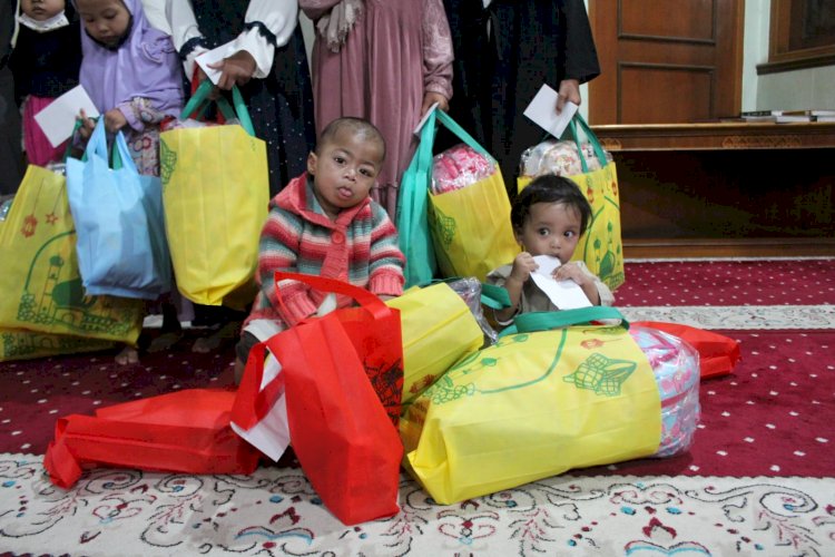 Bersama Bulog, PPPA Daarul Quran Bandung Salurkan Bingkisan Yatim