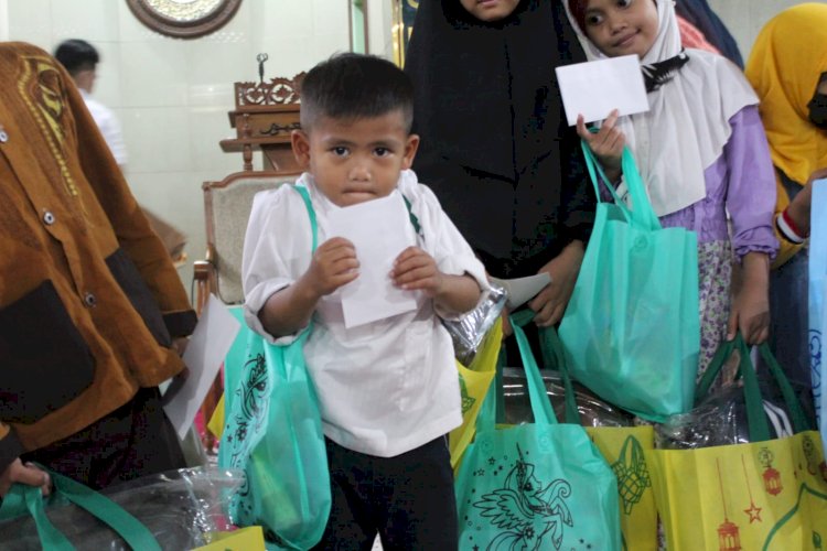 Bersama Bulog, PPPA Daarul Quran Bandung Salurkan Bingkisan Yatim