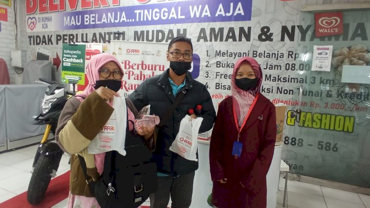 PPPA Daarul Qur'an Semarang Bagikan Takjil Gratis