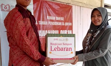 PPPA Daarul Qur'an Semarang dan Himatika UPGRIS Bagikan Bingkisan Lebaran untuk Guru Ngaji