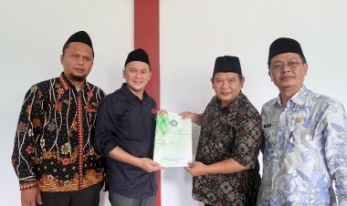 Penandatannganan dan Penyerahan Akta Ikrar Wakaf untuk Rumah Tahfidz Baitul Ikhsan Cianjur