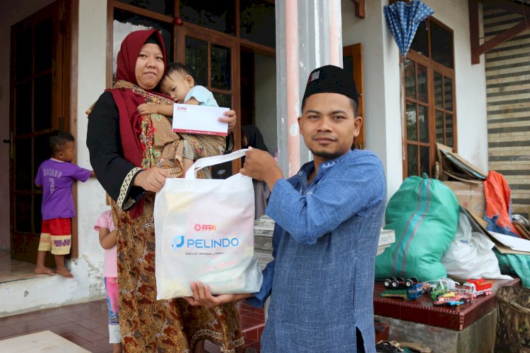 PT Pelindo Cirebon dan PPPA Daarul Qur'an Cirebon Salurkan Bantuan Sembako untuk Ustadzah Robiah