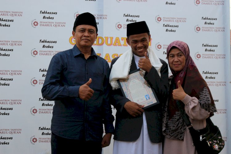 Wisuda Kelulusan dan Pelepasan Angkatan Pertama Santri Takhassus Brebes