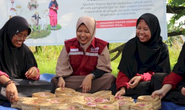 Antusiasme Santri Pesantren Takhassus Tegal Bantu Pemotongan Hewan Qurban