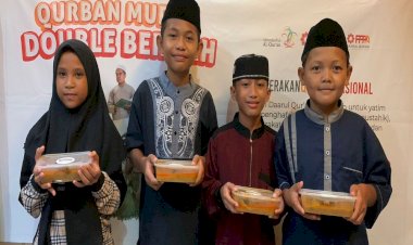 Berbagi Daging Qurban untuk Santri Rumah Tahfidz Balla Qur’an Makassar