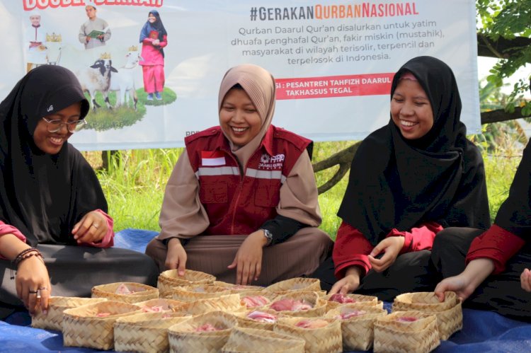 Antusiasme Santri Pesantren Takhassus Tegal Bantu Pemotongan Hewan Qurban