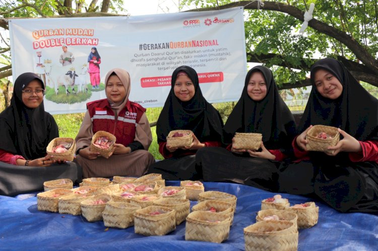 Antusiasme Santri Pesantren Takhassus Tegal Bantu Pemotongan Hewan Qurban