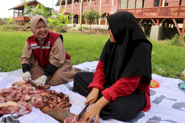 Antusiasme Santri Pesantren Takhassus Tegal Bantu Pemotongan Hewan Qurban