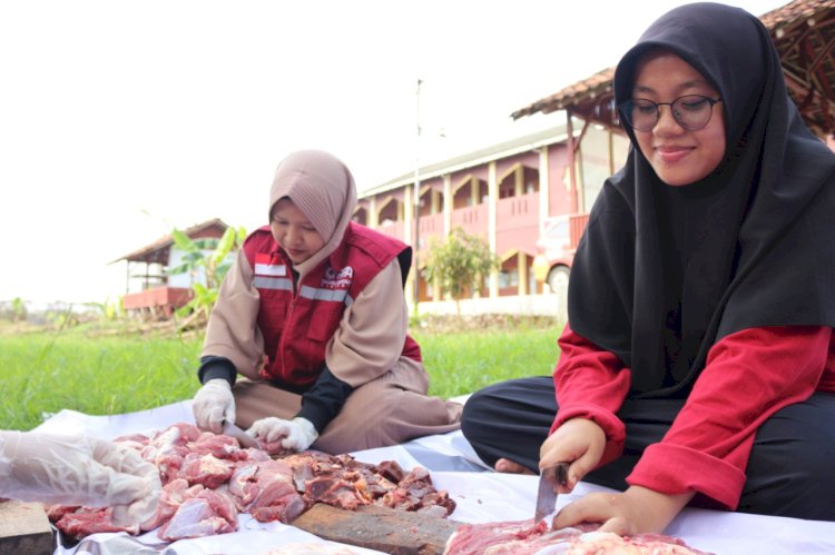 Antusiasme Santri Pesantren Takhassus Tegal Bantu Pemotongan Hewan Qurban