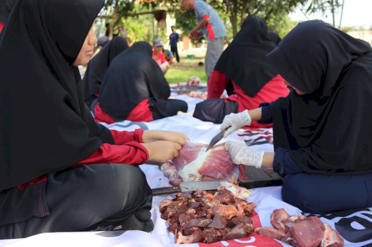 Antusiasme Santri Pesantren Takhassus Tegal Bantu Pemotongan Hewan Qurban