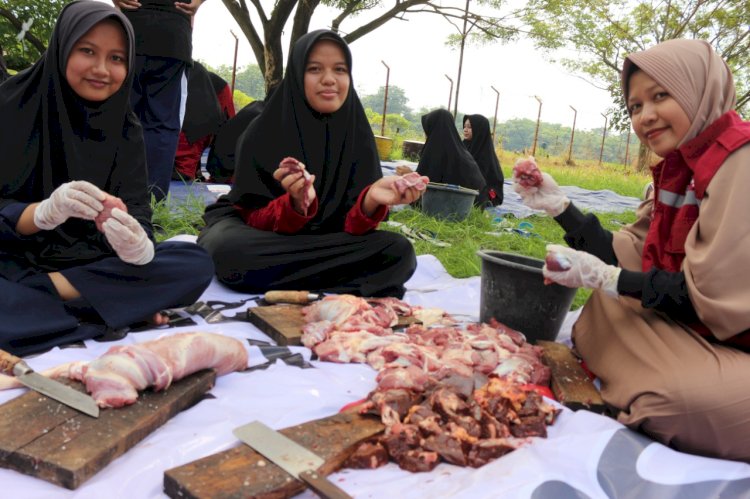 Antusiasme Santri Pesantren Takhassus Tegal Bantu Pemotongan Hewan Qurban