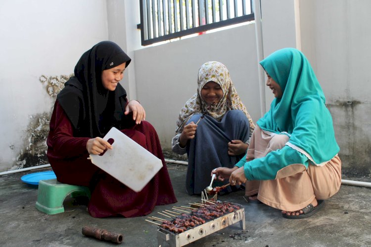 Kebersamaan Santri Menyantap Sate Bersama