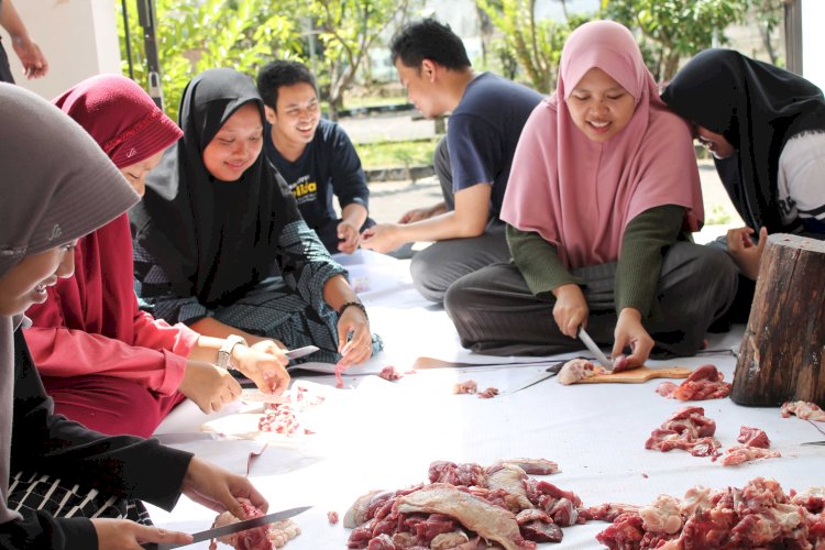 Kebersamaan Santri Menyantap Sate Bersama