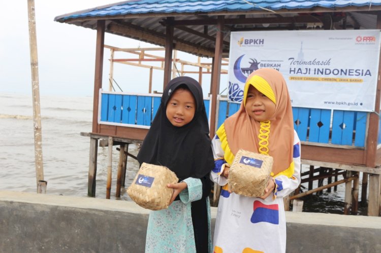 PPPA Daarul Qur'an Cirebon Bersama BPKH Distribusikan 10 Ekor Kambing di Pesisir Cirebon