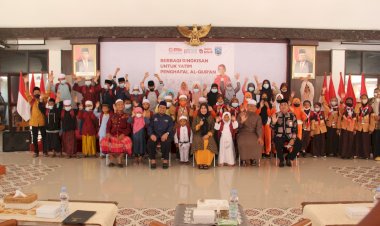 Berbagi Bingkisan untuk Yatim Penghafal Al-Qur’an