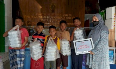 Berbagi Sedekah Makan untuk Santri Yatim dan Dhuafa