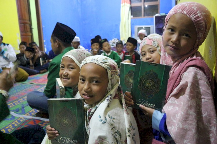 PPPA Daarul Qur'an Cirebon Bersama Mahasiswa IAIN Syekh Nurjati Tebar Mushaf Qur'an