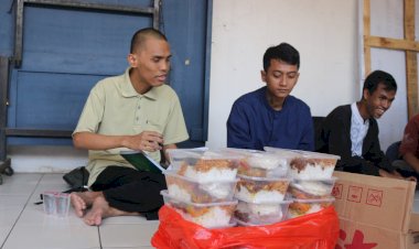 PPPA Daarul Qur'an Cirebon Berbagi Hidangan Makan untuk Komunitas Tunanetra