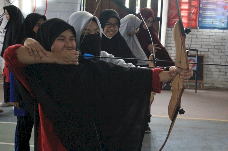 Belajar Memanah, Melatih Fokus dan Ketenangan serta Konsentrasi Santri