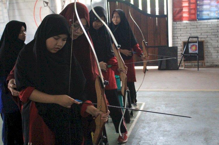 Belajar Memanah, Melatih Fokus dan Ketenangan serta Konsentrasi Santri