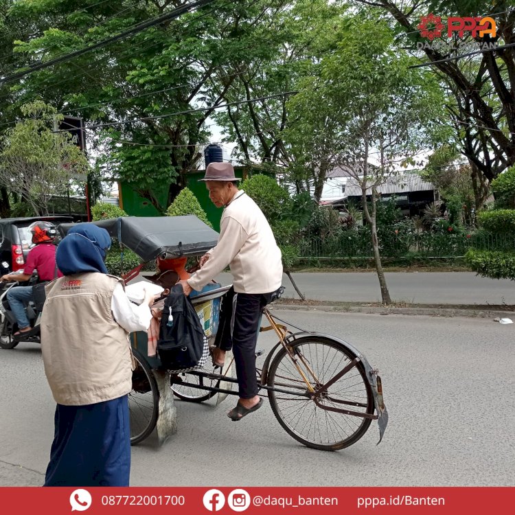 PPPA Daarul Quran Banten Bagikan Paket Makanan di Sekitar Kota Cilegon