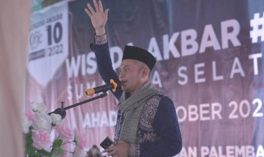 Ustadz Anwar Sani Kagum dengan Kemeriahan Wisuda Akbar ke-10 di Palembang
