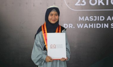 Vika, Salah Satu Wisudawati Terbaik Wisuda Akbar 10 Yogyakarta yang Menghafal Qur'an Saat Sakit