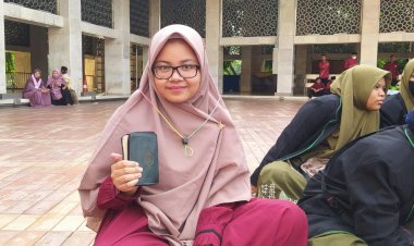 Ustadzah Anggi, Seorang Pengajar Ikuti Ujian Hafalan Beri Motivasi Untuk Santri