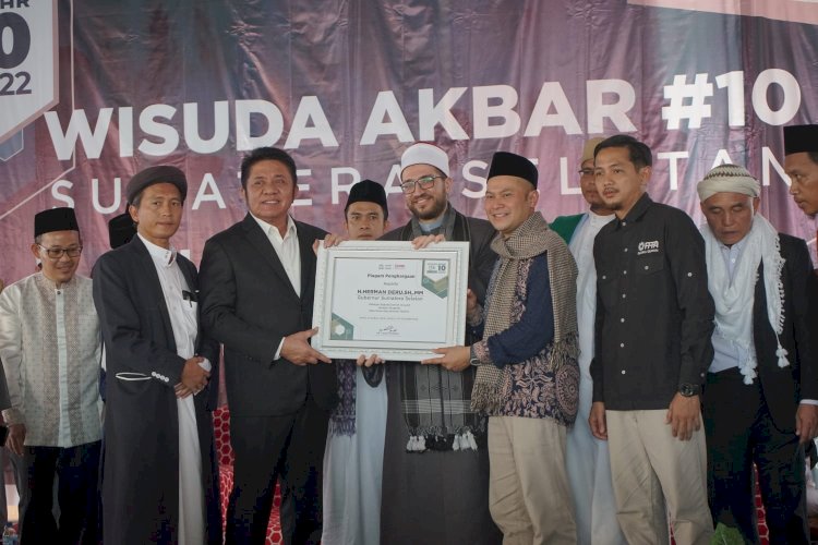 Ustadz Anwar Sani Kagum dengan Kemeriahan Wisuda Akbar ke-10 di Palembang