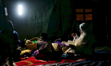 Korban Gempa Cianjur Tetap Membaca Al-Qur'an di Tenda Pengungsian