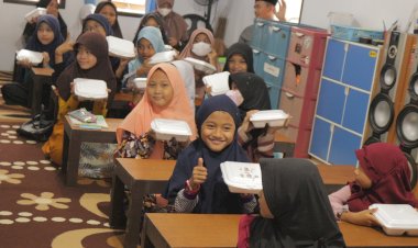 PPPA Daarul Qur'an Cirebon Berbagi Hidangan Makan Untuk Santri Tahfidz