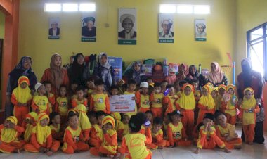 Ajarkan Kepdulian, Paud Attoyyibah Ungaran Salurkan Bantuan Bencana Cianjur melalui PPPA Daarul Qur’an Semarang