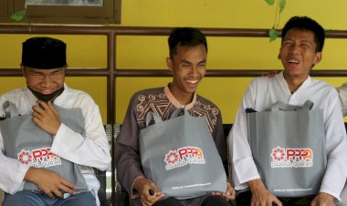 Penyaluran Alat Sholat untuk Santri Tahfidz Tunanetra