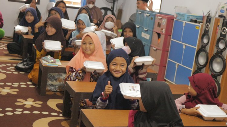 PPPA Daarul Qur'an Cirebon Berbagi Hidangan Makan Untuk Santri Tahfidz