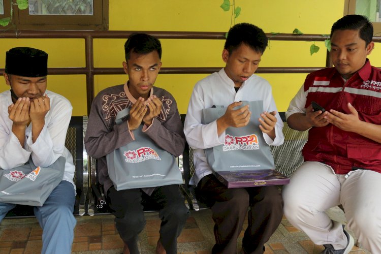 Penyaluran Alat Sholat untuk Santri Tahfidz Tunanetra