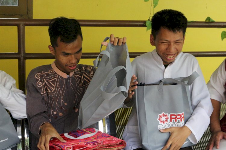 Penyaluran Alat Sholat untuk Santri Tahfidz Tunanetra