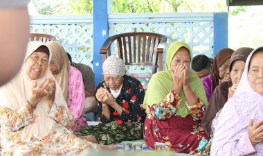 Doa Bersama dan Berbagi Bingkisan untuk Lansia di Villa Biru Trawas