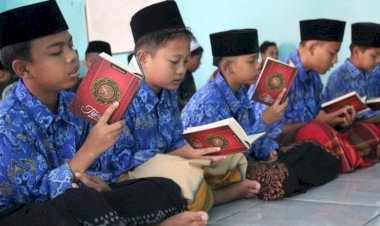 Penyaluran Mushaf Al-Qur'an untuk Siswa SMK Benteng Pancasila